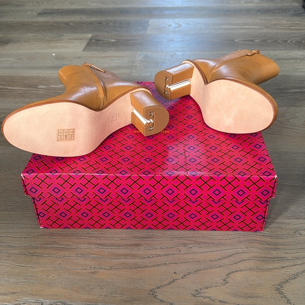 TORY BURCH BROOKE STAMPED HEEL ROUND TOE LEATHER BOOTIE IN CARAMEL CORN - 9 - Picture 6 of 16